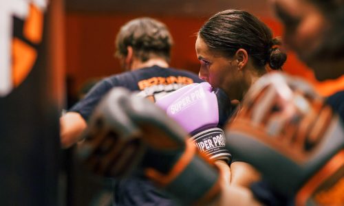 Lid van BBM Gym traint op bokszak tijdens bokszaktraining in Maastricht