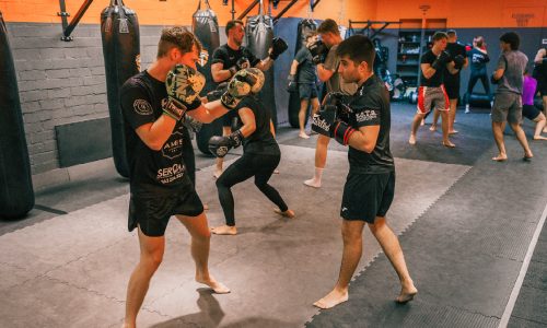 Groep sporters tijdens Boxing Bootcamp les bij BBM Gym Maastricht, aan het werk op bokshandschoenen en pads. aanbod