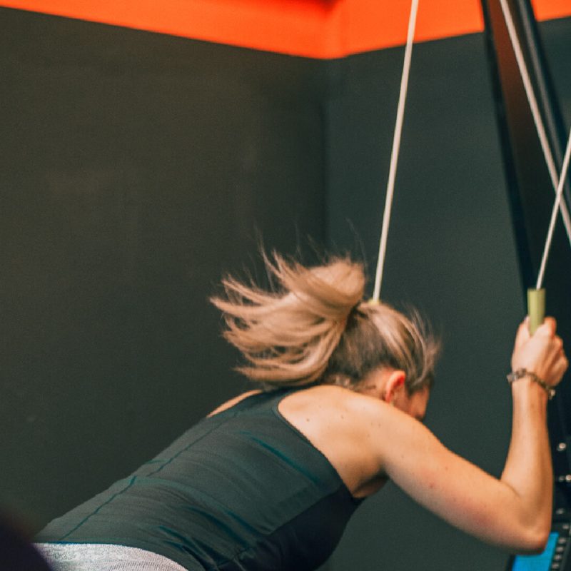 Sporter tijdens intensieve Hyrox groepstraining bij BBM Gym Maastricht, bezig met skierg