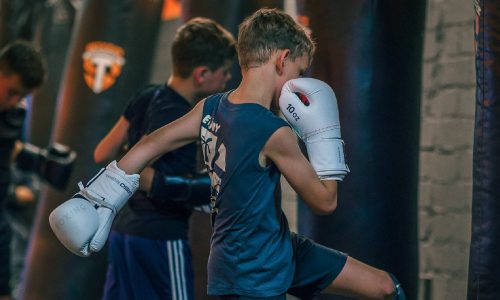 Kinderen oefenen kickboks- en MMA-technieken onder begeleiding van trainer tijdens kidsles bij BBM Gym Maastricht
