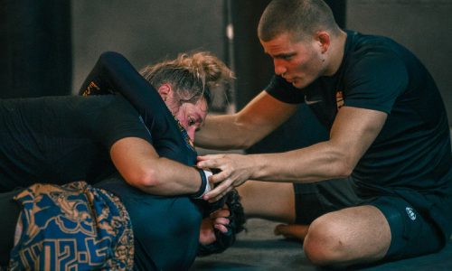 Twee leden van BBM Gym oefenen MMA-technieken samen op de mat tijdens een groepsles