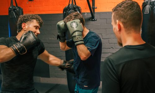 Kleine groep sporters traint samen onder persoonlijke begeleiding van trainer bij BBM Gym Maastricht