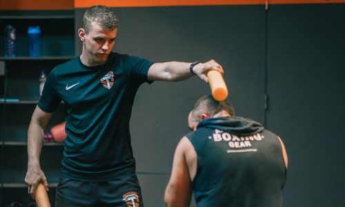 Trainer geeft persoonlijke begeleiding aan lid tijdens een één-op-één personal training sessie bij BBM Gym Maastricht.