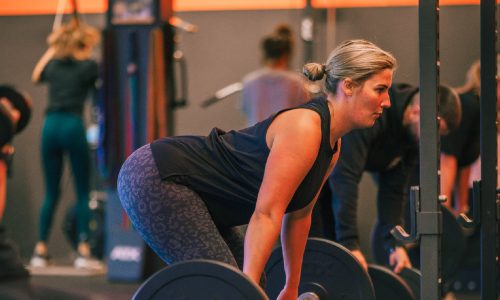Lid van BBM Gym voert krachtoefeningen uit met barbell tijdens krachttraining in Maastricht