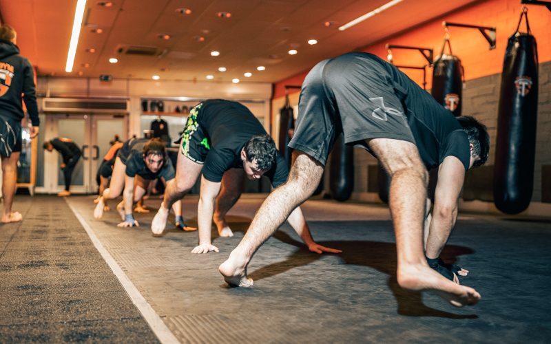 11:53Claude responded: Groep sporters kruipt op handen en voeten tijdens een intensieve Boxing Bootcamp groepsles bij BBM Gym Maastricht.Groep sporters kruipt op handen en voeten tijdens een intensieve Boxing Bootcamp groepsles bij BBM Gym Maastricht.