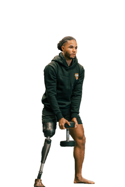 Noah traint met gewichten in de gym van BBM GYM om zijn fysieke kracht te vergroten en fit te blijven